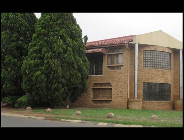 4 BEDROOM HOUSE FOR SALE IN LENASIA SOUTH